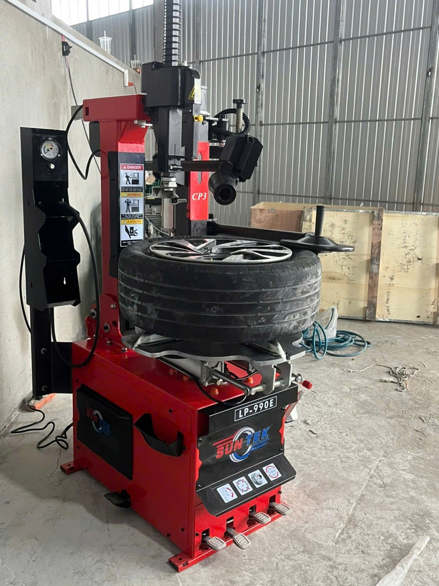 Bàn giao hoàn thiện máy tháo lốp Suntek LP-990E tại Trà Vinh