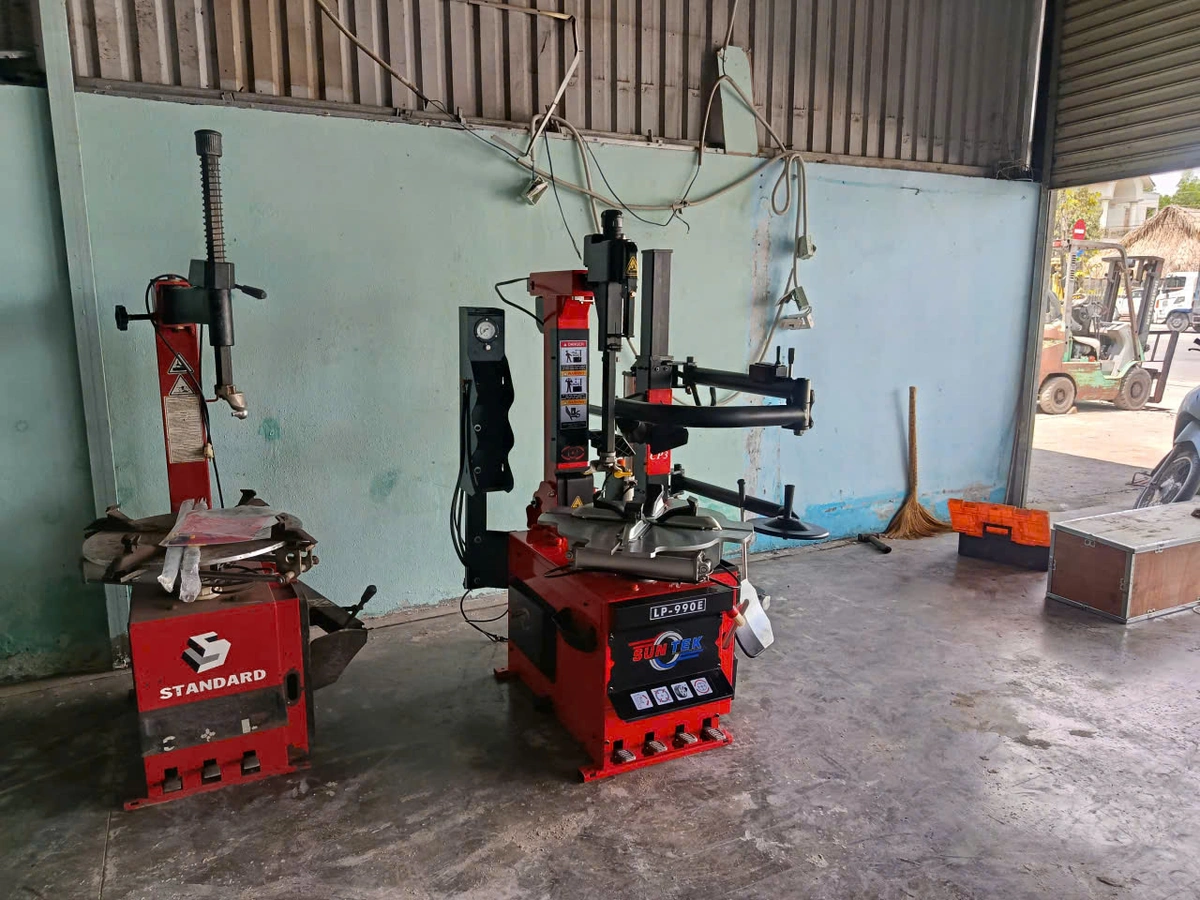 lắp đặt máy tháo lốp Suntek LP-990E tại Bình Dương