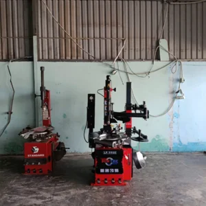 Kỹ thuật viên bàn giao vận hành máy tháo vỏ LP-990E tại Bình Dương