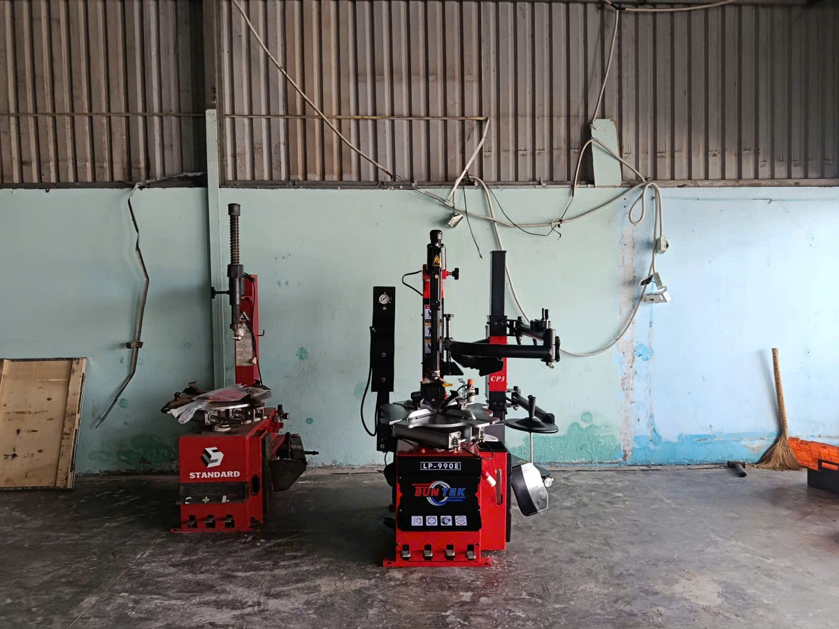 Kỹ thuật viên bàn giao vận hành máy tháo vỏ LP-990E tại Bình Dương