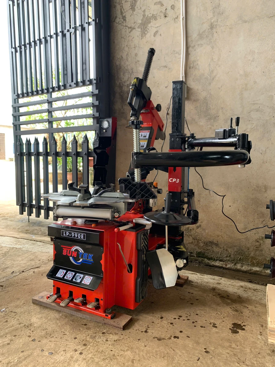 bàn giao máy tháo lốp Suntek LP-990E tại Đắk Lắk