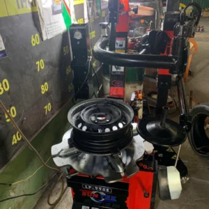 Khách hàng nghiệm thu máy tháo lốp Suntek LP-990E tại xưởng Bình Chánh