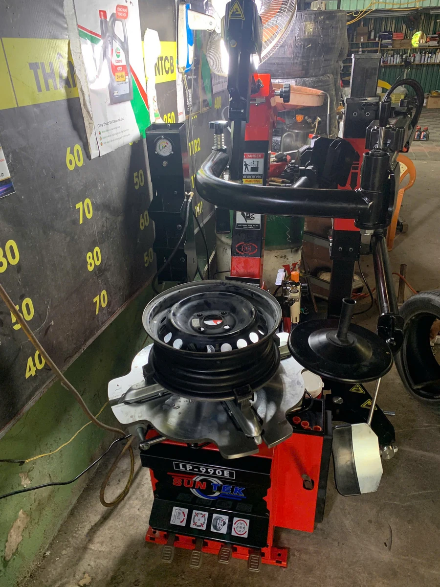 Khách hàng nghiệm thu máy tháo lốp Suntek LP-990E tại xưởng Bình Chánh