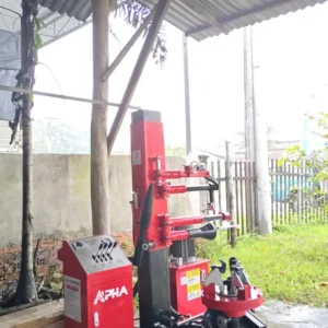 Thao tác móc mép lốp ra khỏi vành lazang xe tải bằng máy Alpha AL-1300