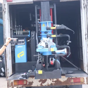 Máy tháo lốp xe tải đa năng Alpha AL-1300-SDL2 lắp đặt gọn gàng trong thùng xe cứu hộ lưu động