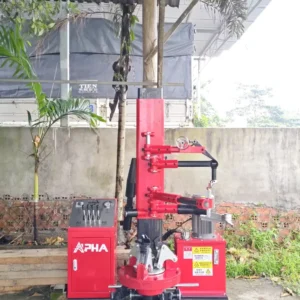 Kẹp giữ và nâng lốp xe tải cỡ lớn trên máy tháo lốp đứng Alpha AL-1300