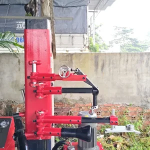Kỹ thuật viên gara làm việc nhàn nhã với máy tháo lốp xe tải kiểu đứng Alpha AL-1300