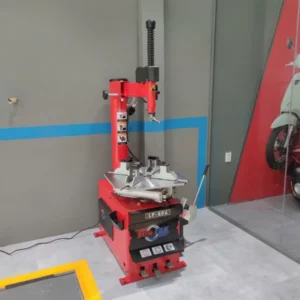 Máy tháo vỏ suntek lp-806 kẹp bánh xe máy điện VinFast không chạm đĩa phanh