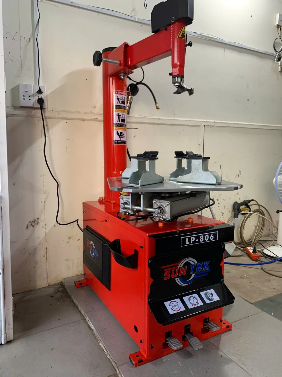 Khu vực sửa chữa xe máy điện VinFast trang bị máy tháo vỏ suntek lp-806