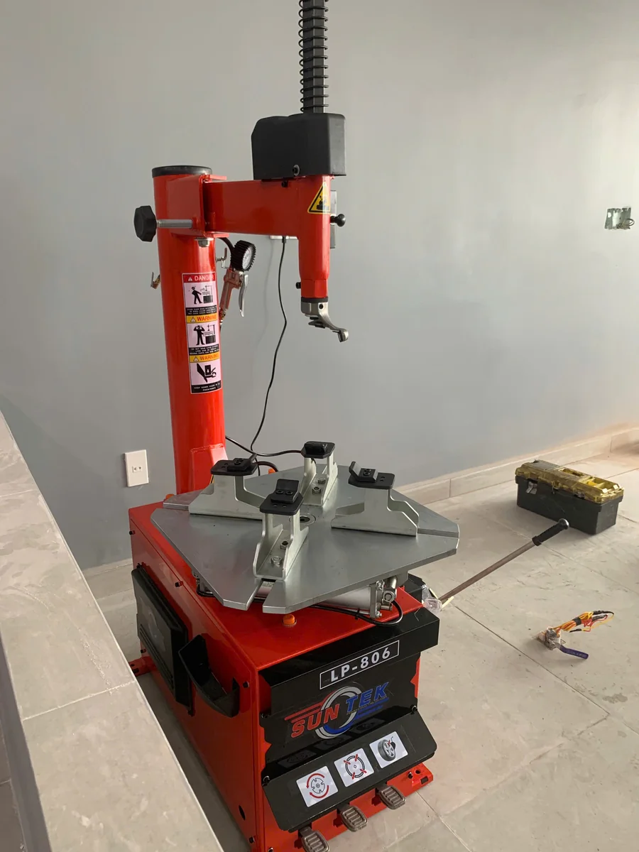 Kỹ thuật viên thao tác mâm kẹp máy tháo vỏ suntek lp-806 tại Đồng Nai