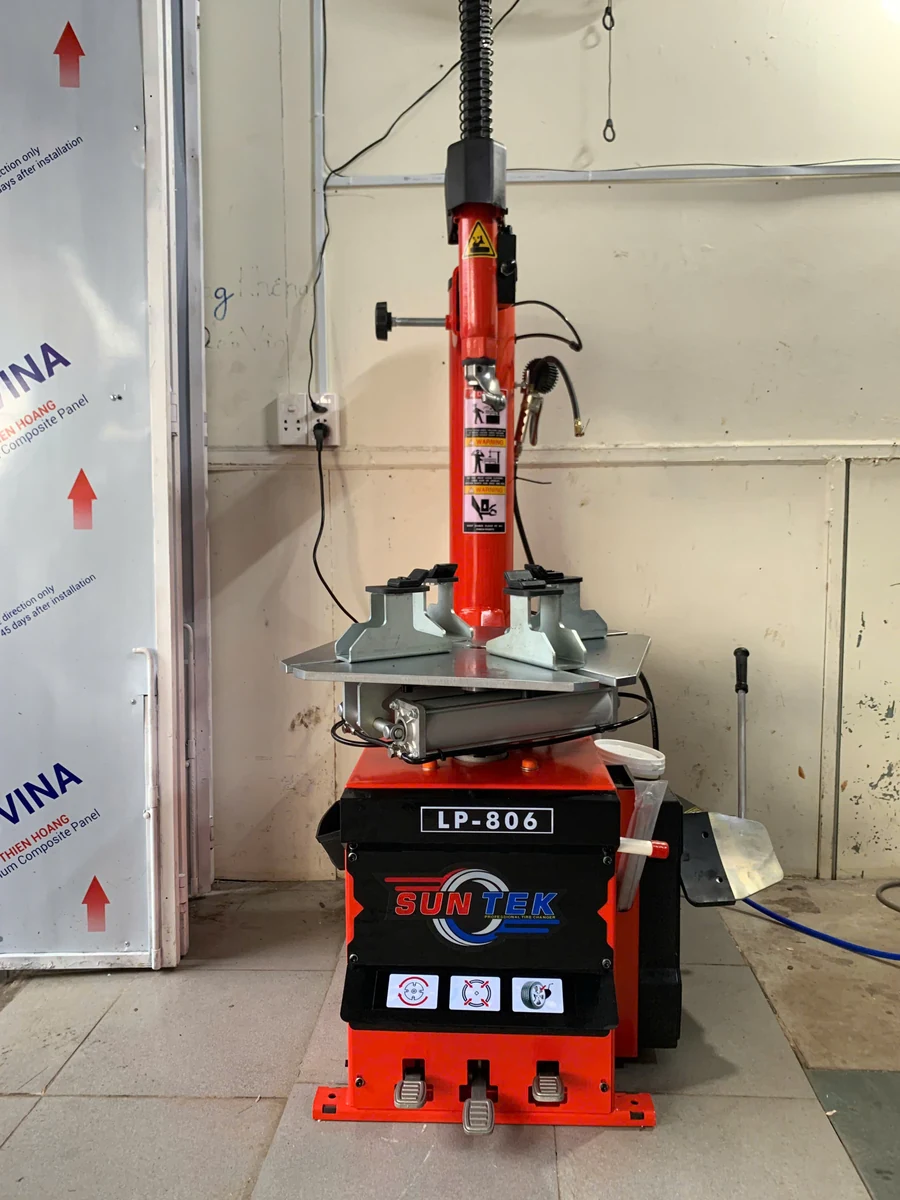 Tiệm sửa xe điện lithium Thủ Đức trang bị máy tháo vỏ SunTek LP-806