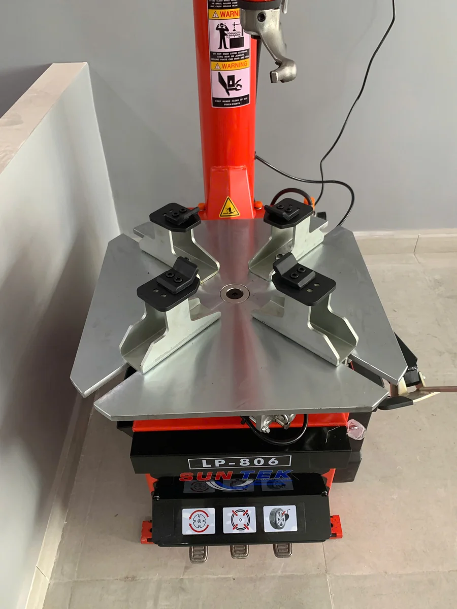 Toàn cảnh xưởng sửa xe máy Phát Sáng trang bị máy tháo vỏ suntek lp-806