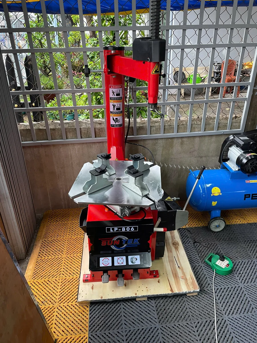 Góc chụp trực diện máy tháo vỏ suntek lp-806 tại tiệm anh Huy Tân Châu