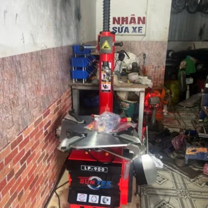 góc nghiêng máy tháo vỏ suntek lp-900 thấy rõ trụ đứng và tay ép lốp