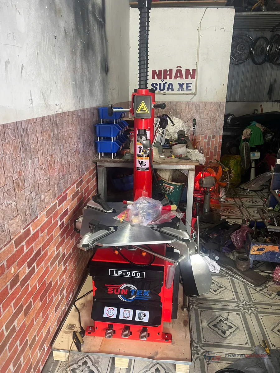 góc nghiêng máy tháo vỏ suntek lp-900 thấy rõ trụ đứng và tay ép lốp