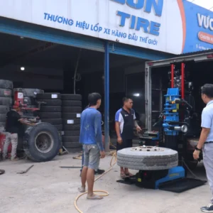 Thao tác tháo lốp xe tải thực tế bằng máy lưu động Alpha AL-1300-SDL2 tại trung tâm dịch vụ lốp