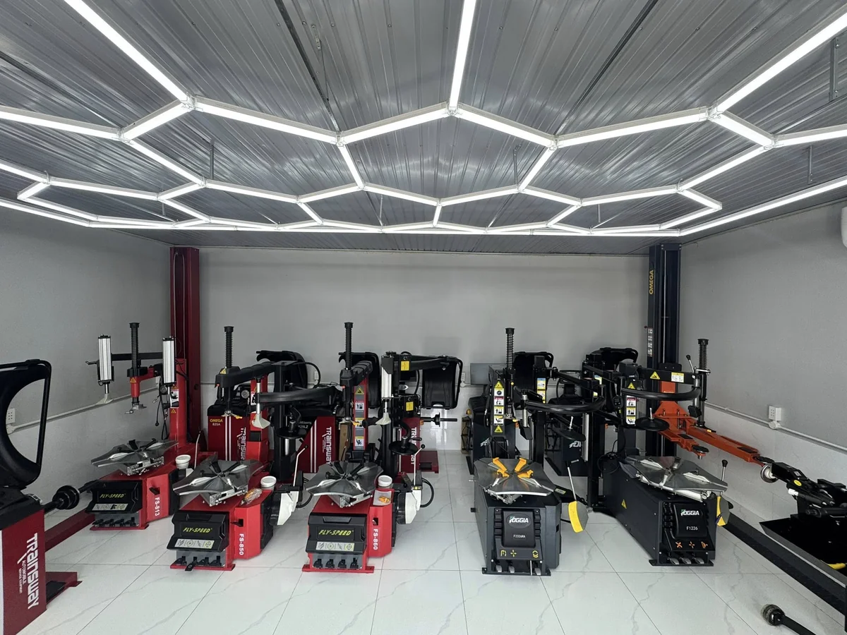 Toàn cảnh showroom trưng bày thiết bị làm lốp ô tô Thiết Bị Garage Lộc Phát