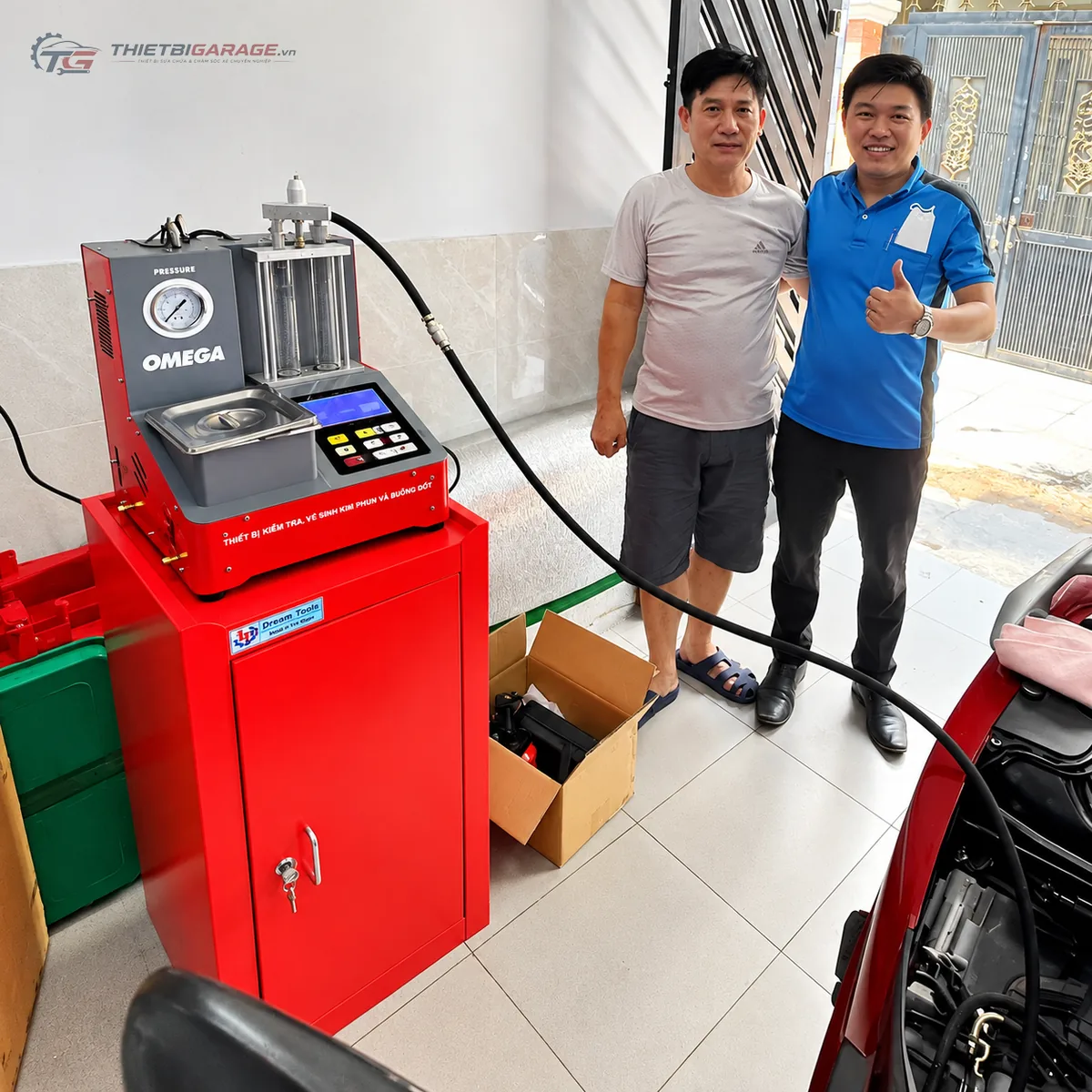 Phối cảnh máy OMEGA OM-3F trong không gian xưởng sửa chữa xe máy chuyên nghiệp