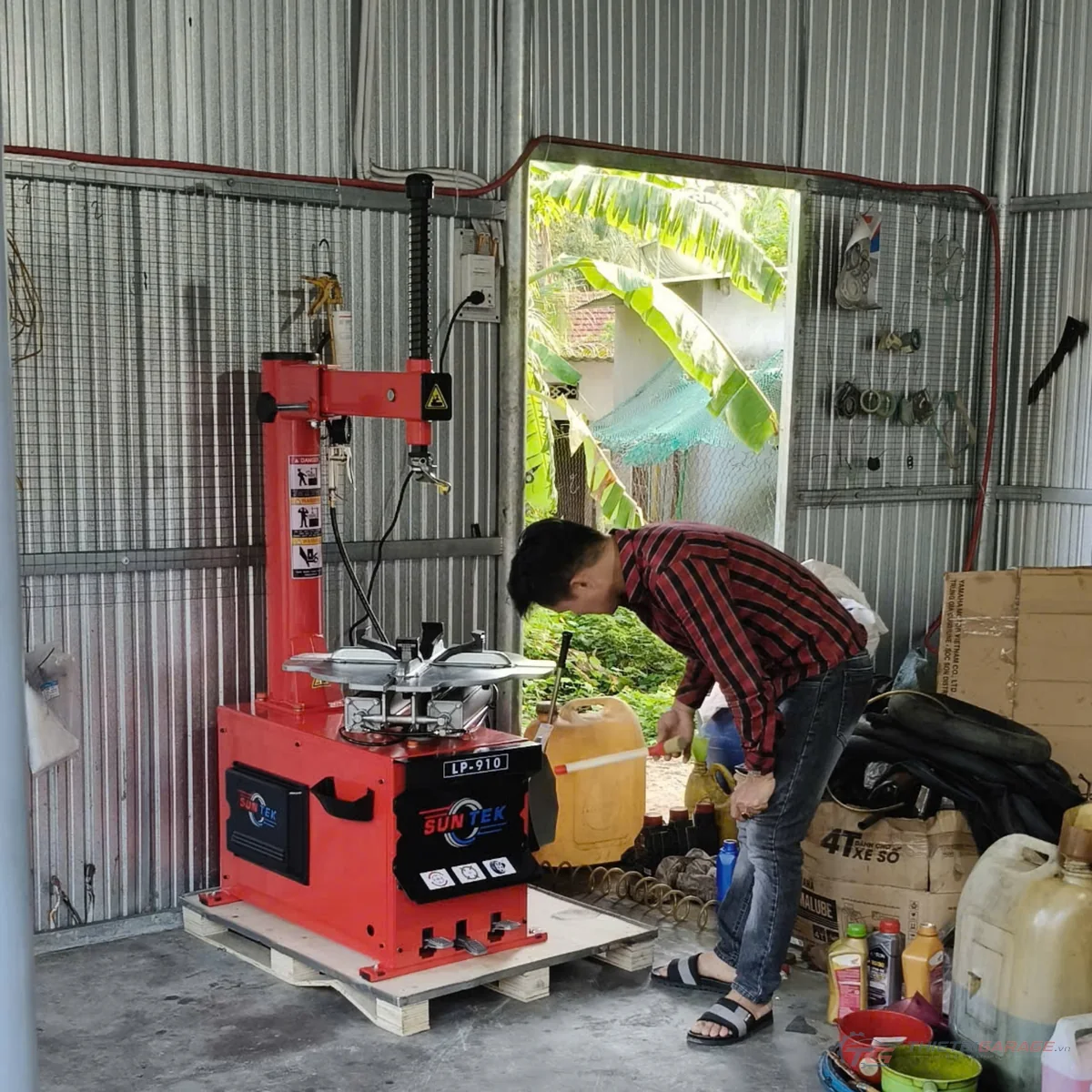 Hình ảnh bàn giao lắp đặt và hướng dẫn vận hành máy tháo lốp Suntek LP-910 thực tế tại xưởng khách hàng