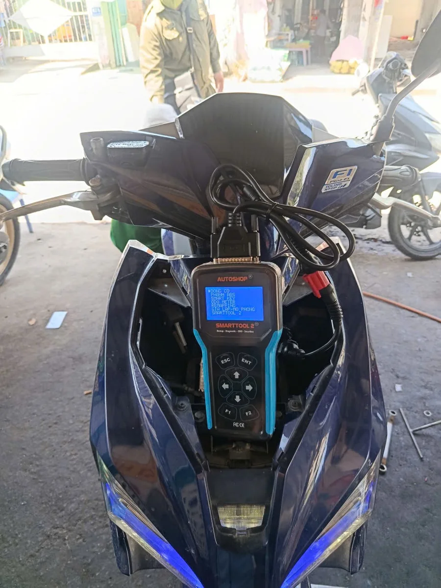 Bàn giao thực tế máy SmartTool 2 tại tiệm sửa xe máy của khách hàng