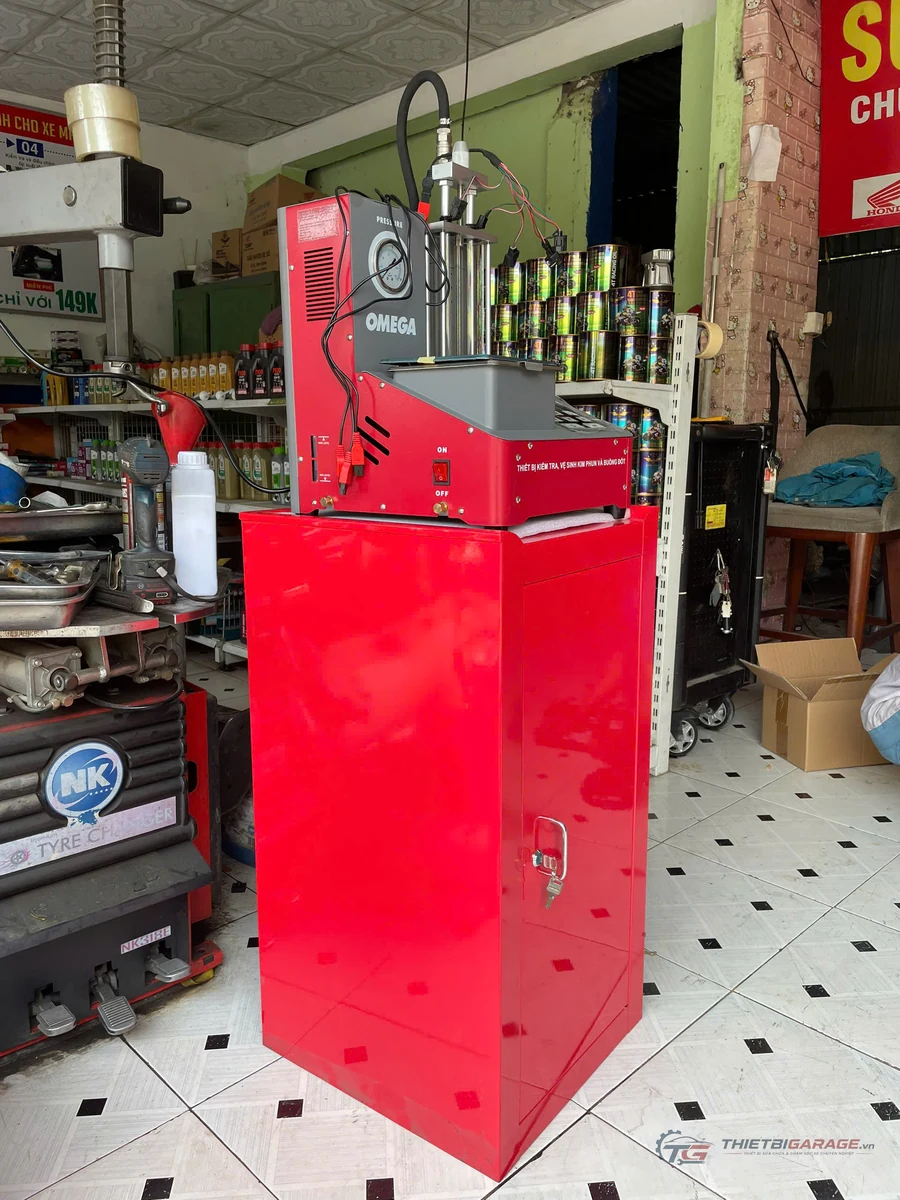 Góc chụp ngang máy OM-3F trong khoang kỹ thuật cạnh bàn nâng tại Bình Dương
