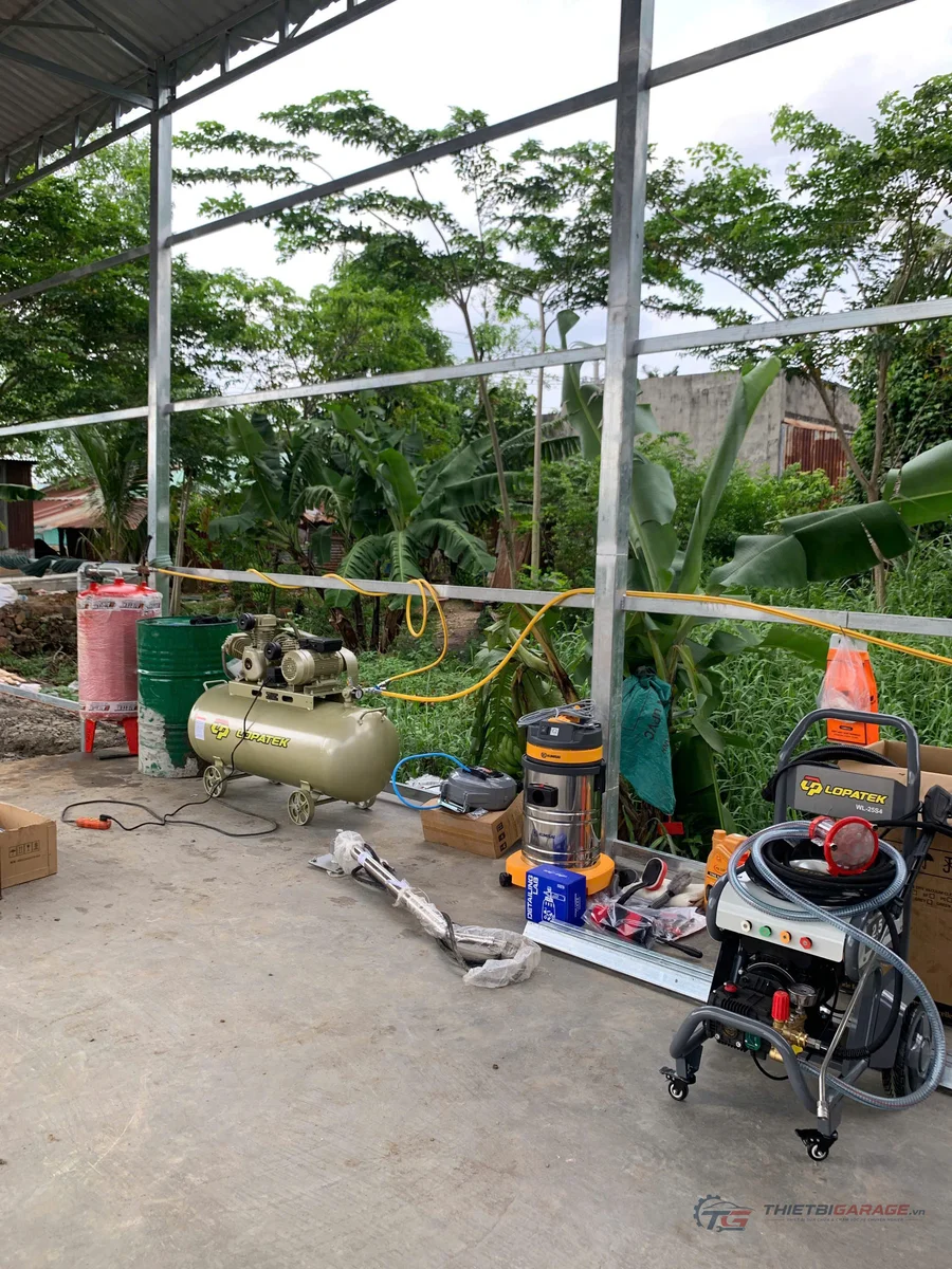 Trọn bộ thiết bị rửa xe ô tô chuyên nghiệp gồm cầu nâng 1 trụ âm nền và máy nén khí Lopatek tại Tây Ninh