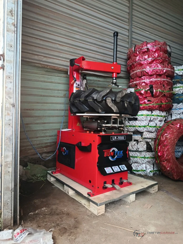 Toàn cảnh thân máy và bàn đạp điều khiển máy tháo vỏ SunTek LP-900 tại tiệm sửa chữa vỏ lốp