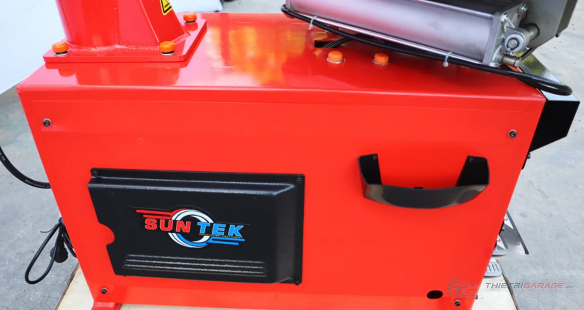 Thân máy tháo vỏ Suntek LP-910 với nắp bảo vệ động cơ dập nổi logo Suntek và khay để lơ via sáp bôi trơn