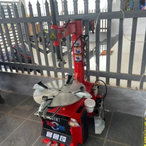 Máy tháo lắp lốp Suntek LP-810 bàn giao thực tế tại xưởng