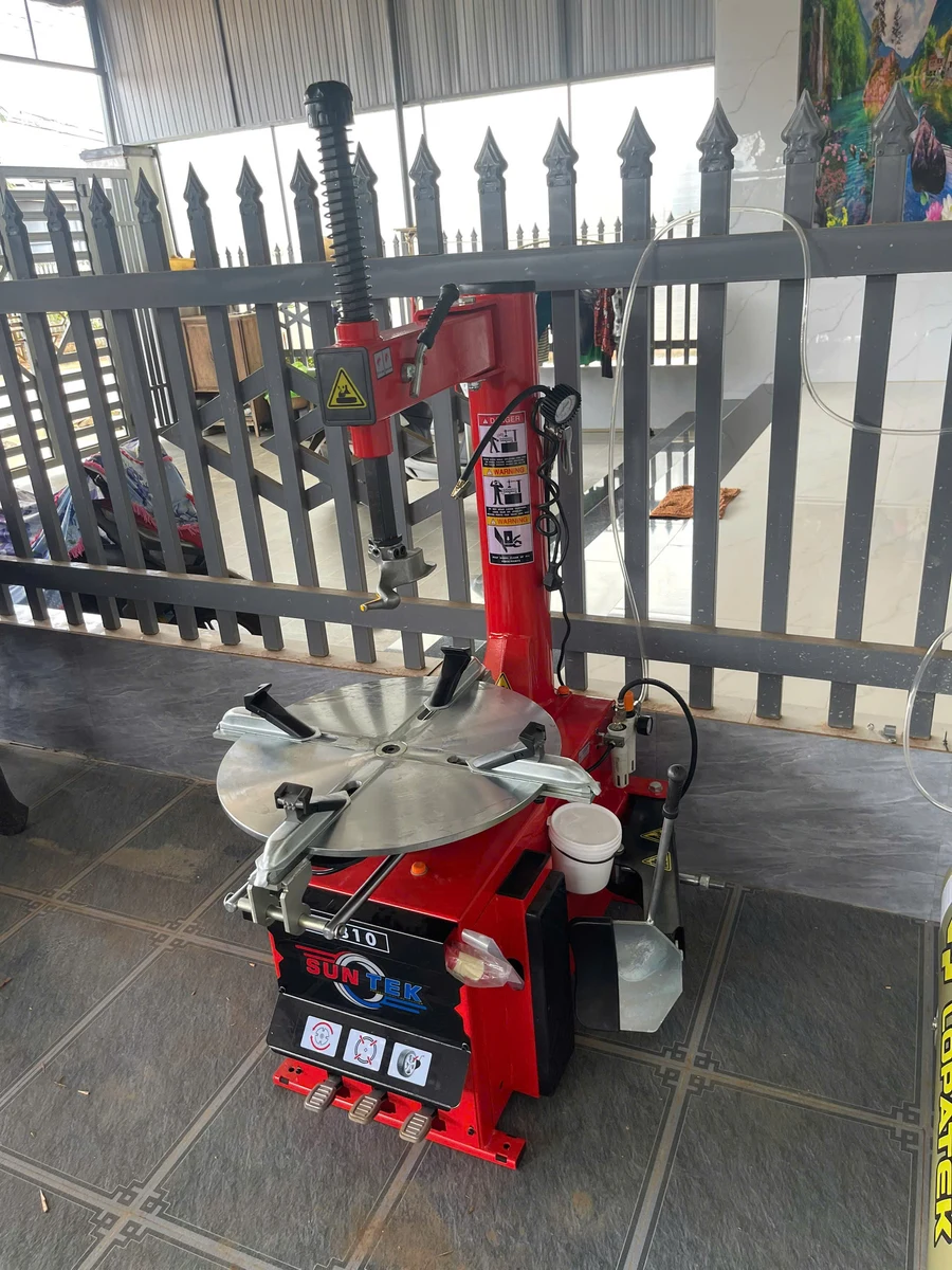 Máy tháo lắp lốp Suntek LP-810 bàn giao thực tế tại xưởng