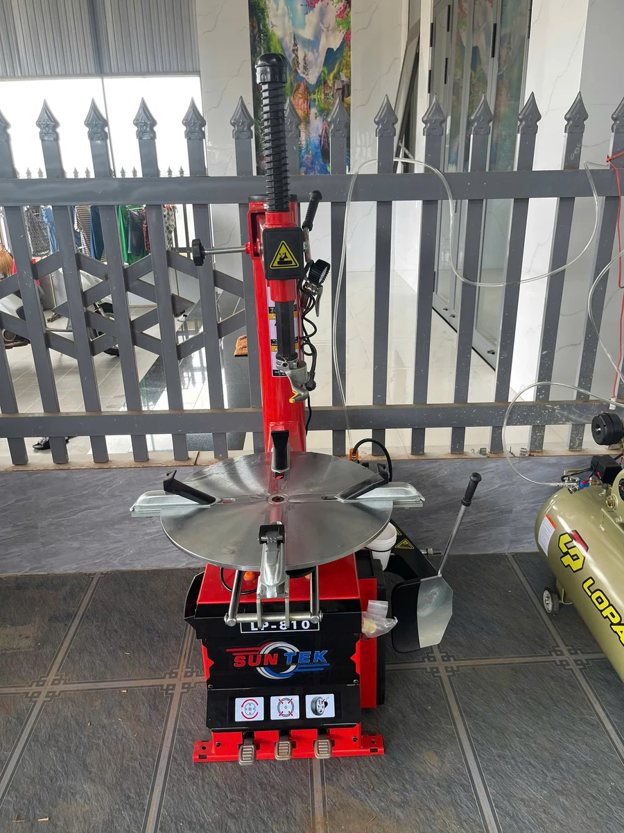 Toàn cảnh bàn giao combo máy ra vỏ Suntek LP-810 và máy nén khí Lopatek tại xưởng khách hàng